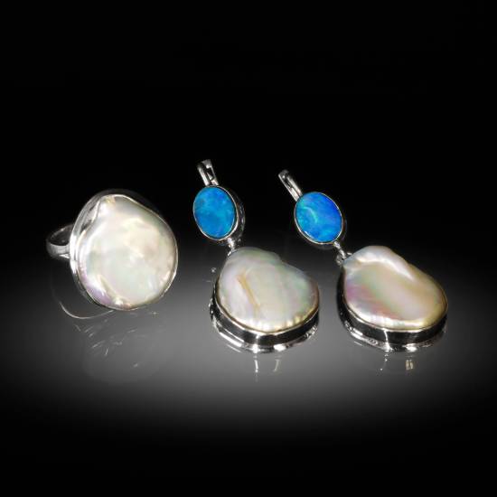 Pearl set with opal
