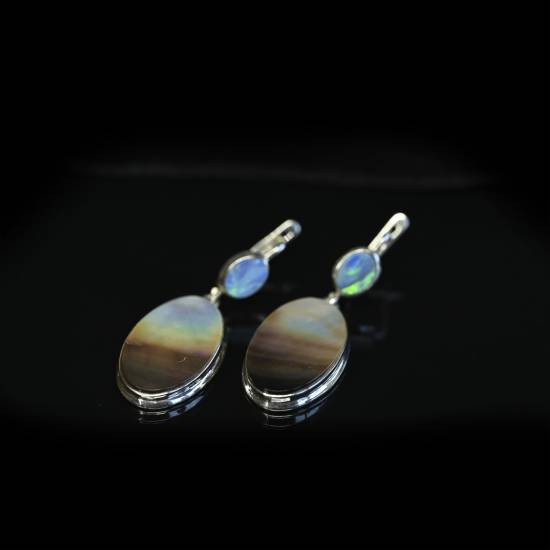 Mother-of-pearl set with opal