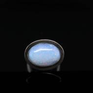 Gredzens ar sintētisko opālu